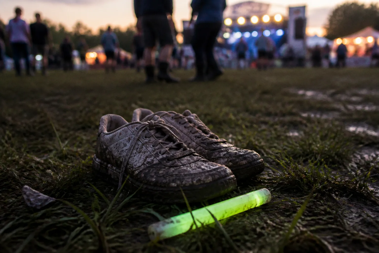 Schuhe für den Outdoor-Rave: Schutz vor Matsch und Scherben